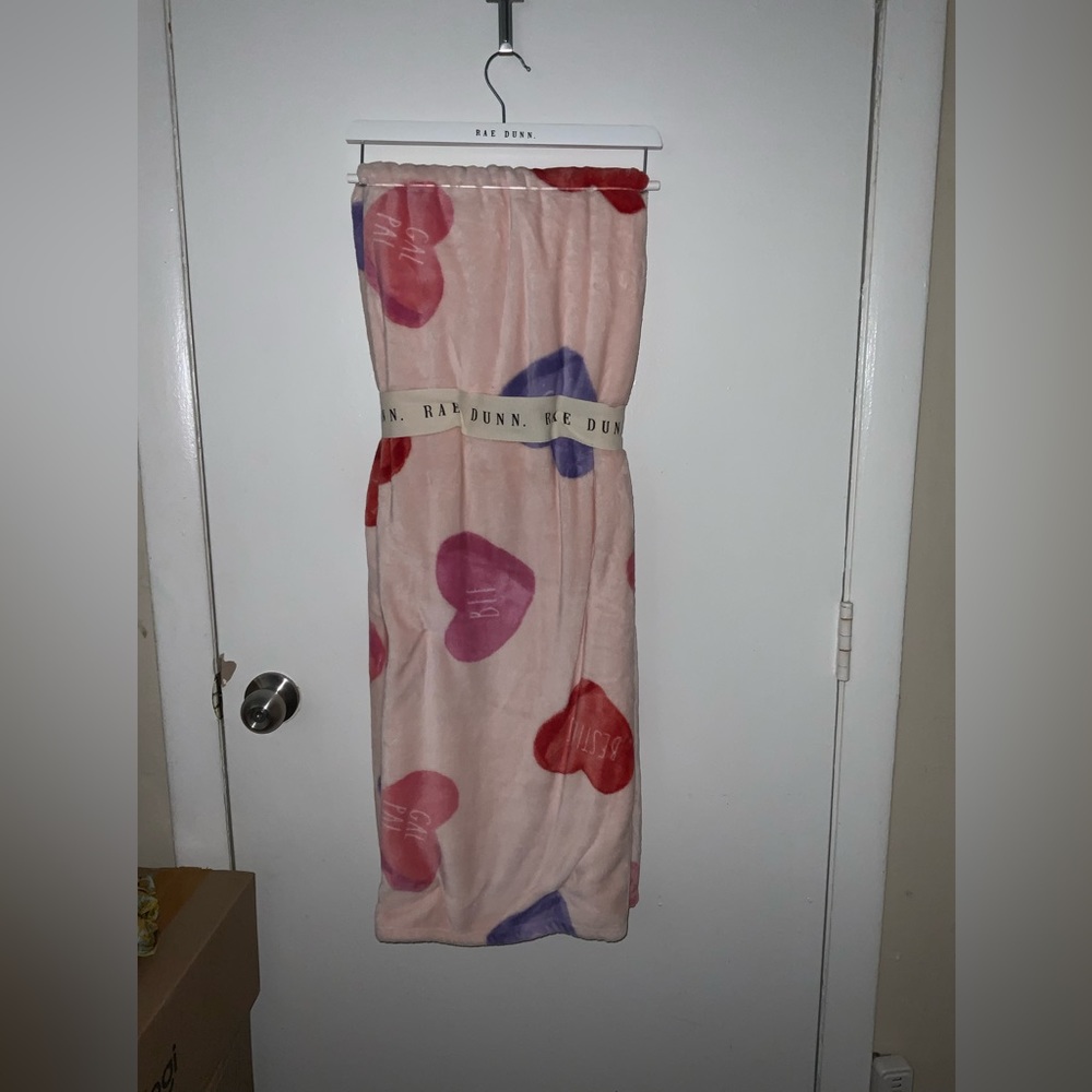 Rae Dunn Conversational Hearts Valentine’s Day Blanket / Throw - Picture 6 of 12